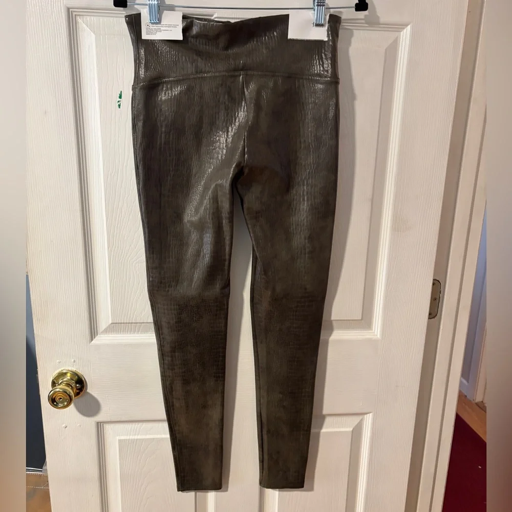 SPANX Crocodile Texture Shades of Olive Leggings - Picture 5 of 9